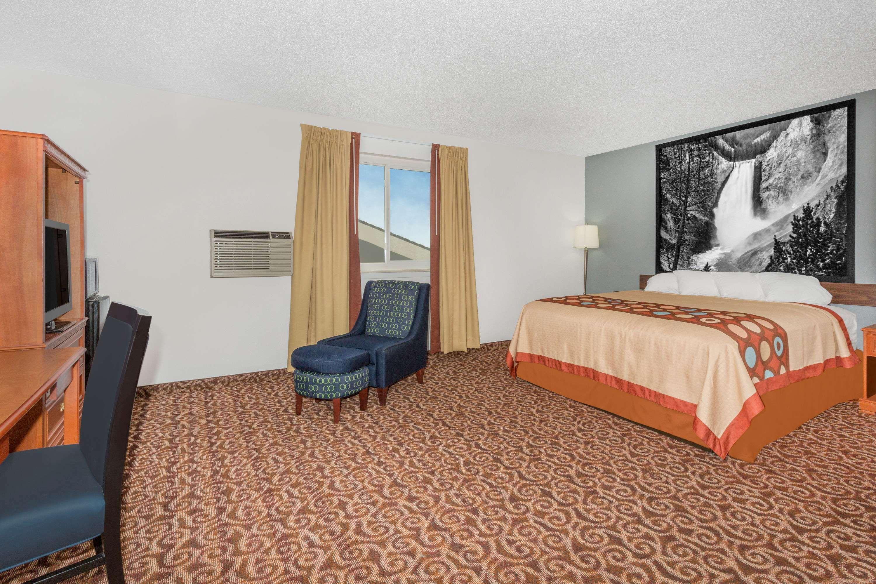 Super 8 By Wyndham Gillette Hotel Екстериор снимка