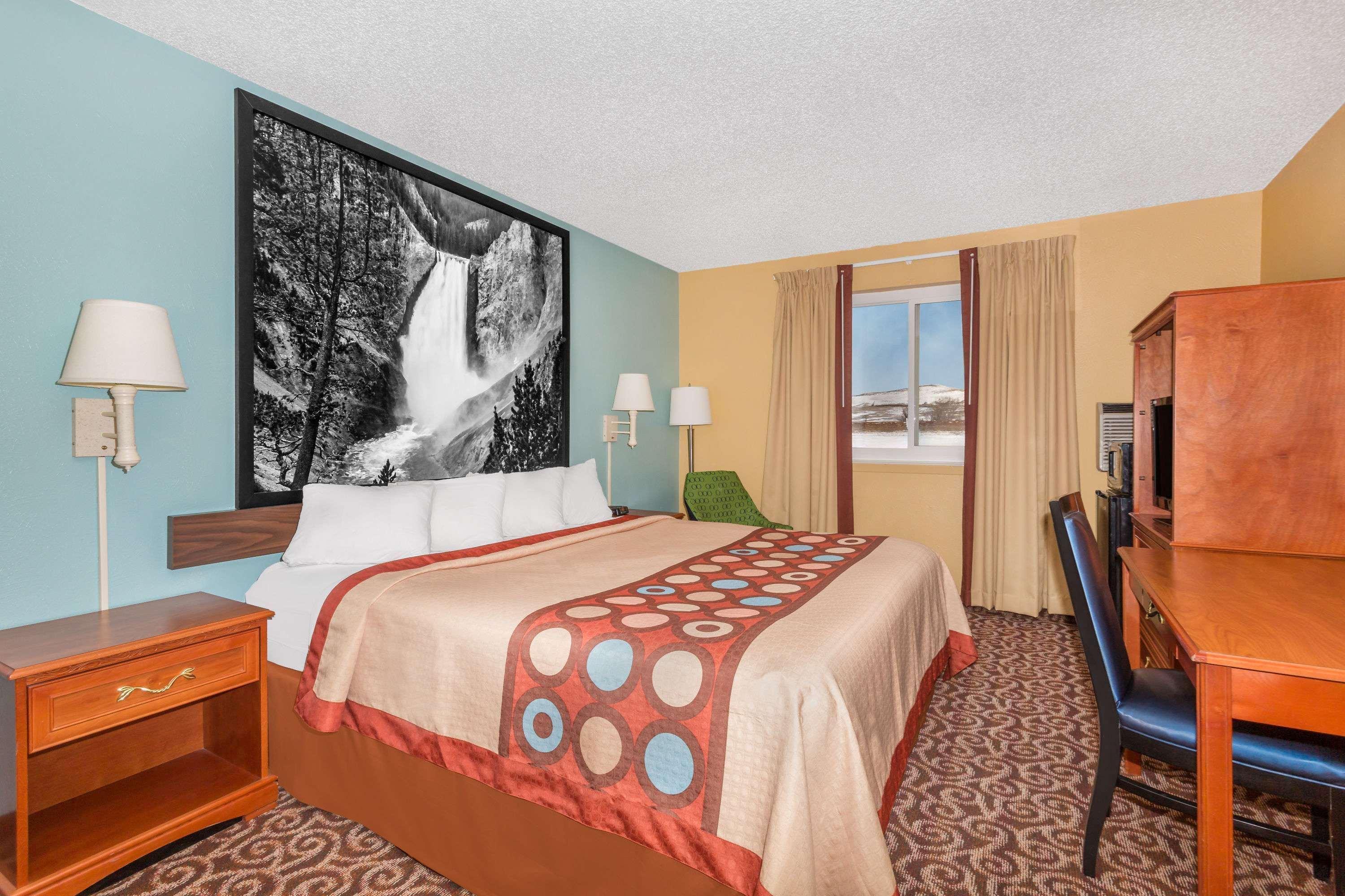 Super 8 By Wyndham Gillette Hotel Екстериор снимка
