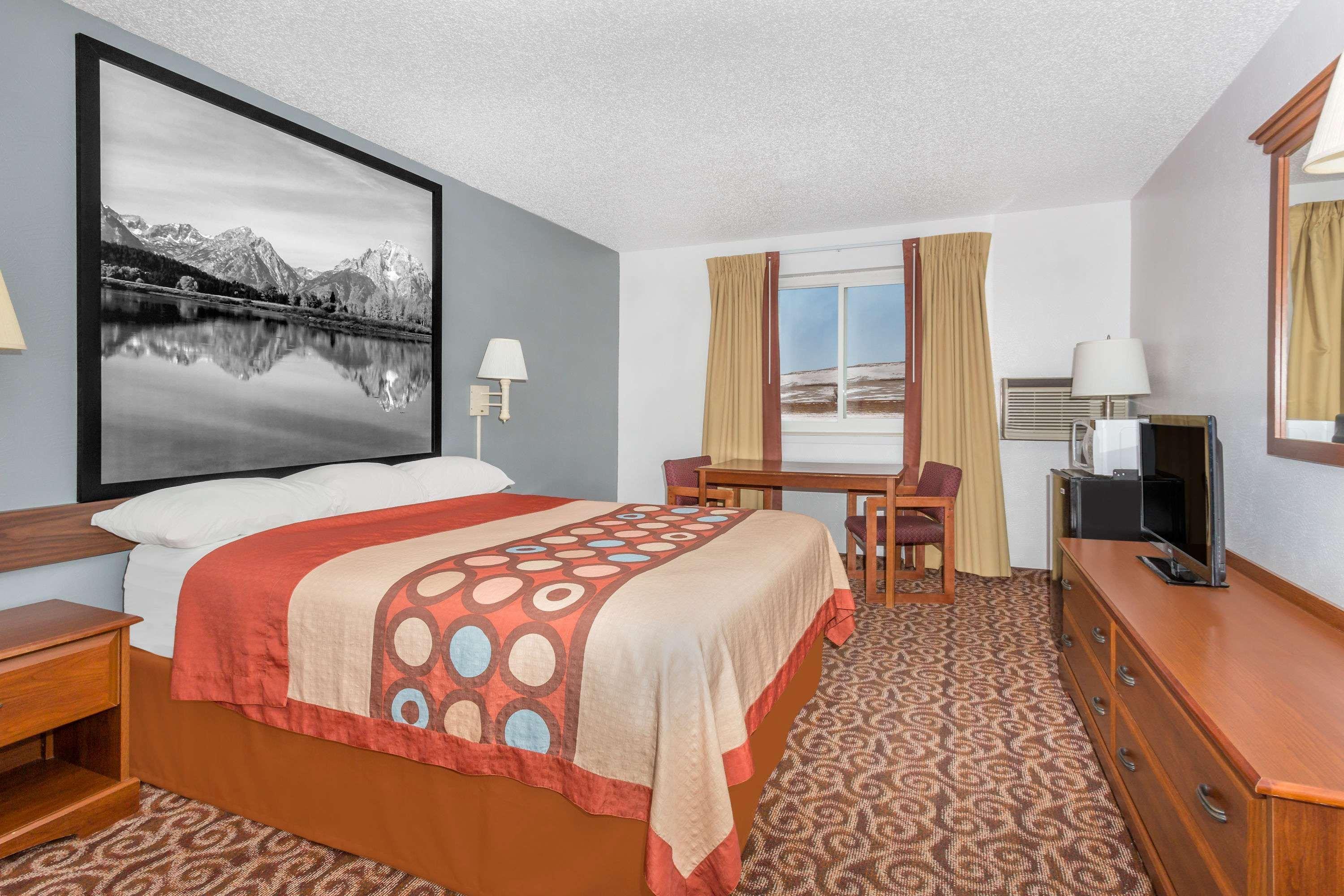 Super 8 By Wyndham Gillette Hotel Екстериор снимка
