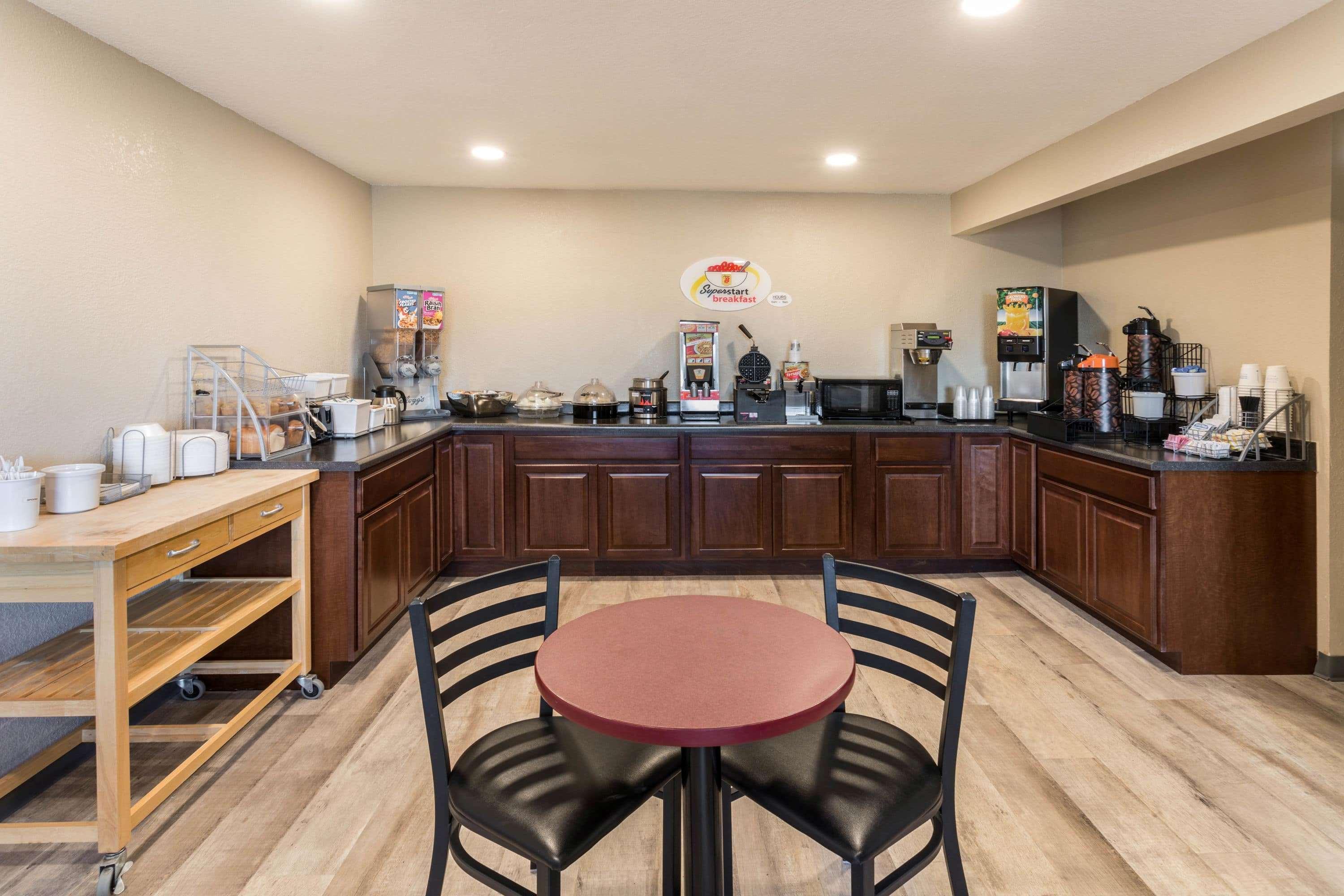 Super 8 By Wyndham Gillette Hotel Екстериор снимка