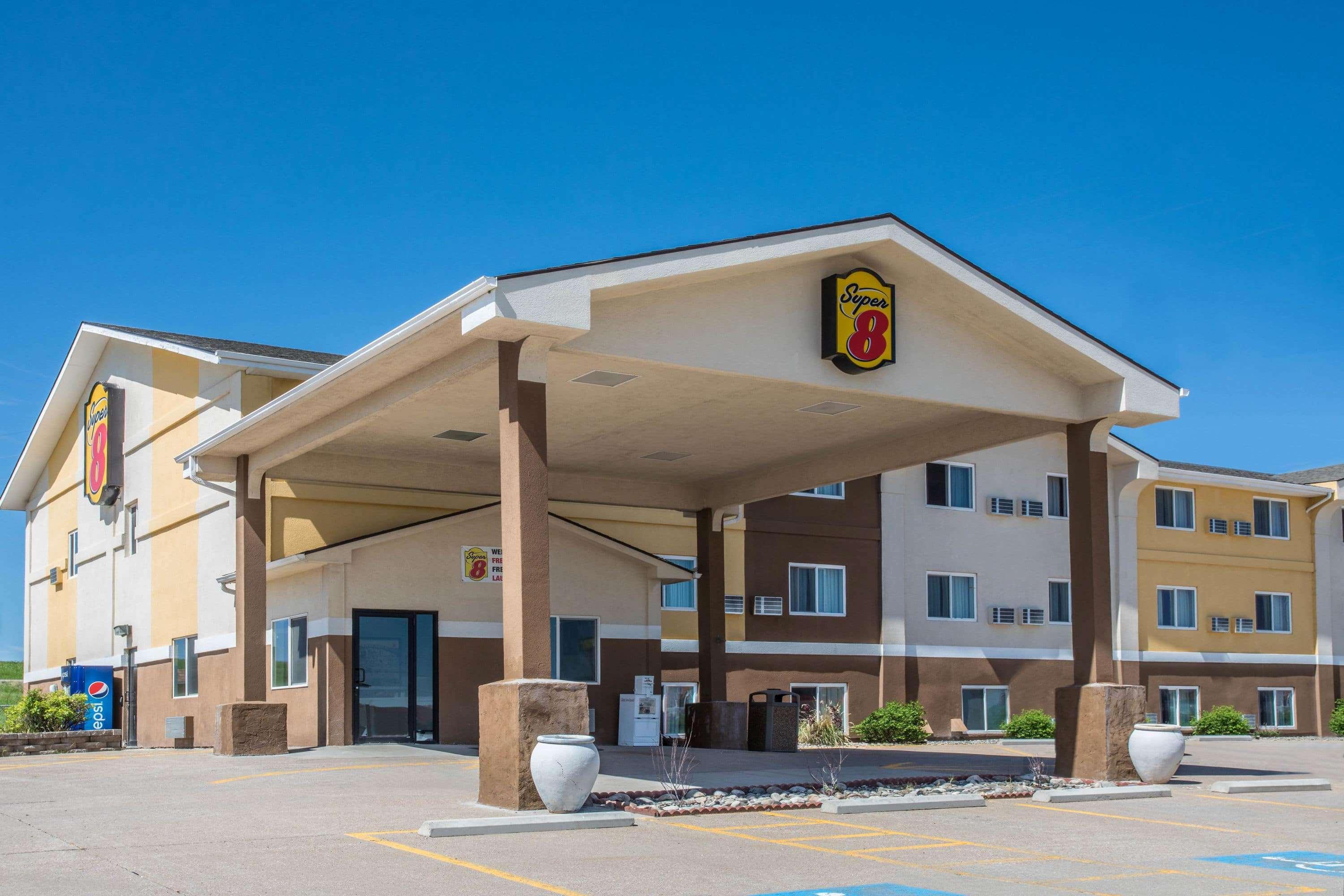 Super 8 By Wyndham Gillette Hotel Екстериор снимка