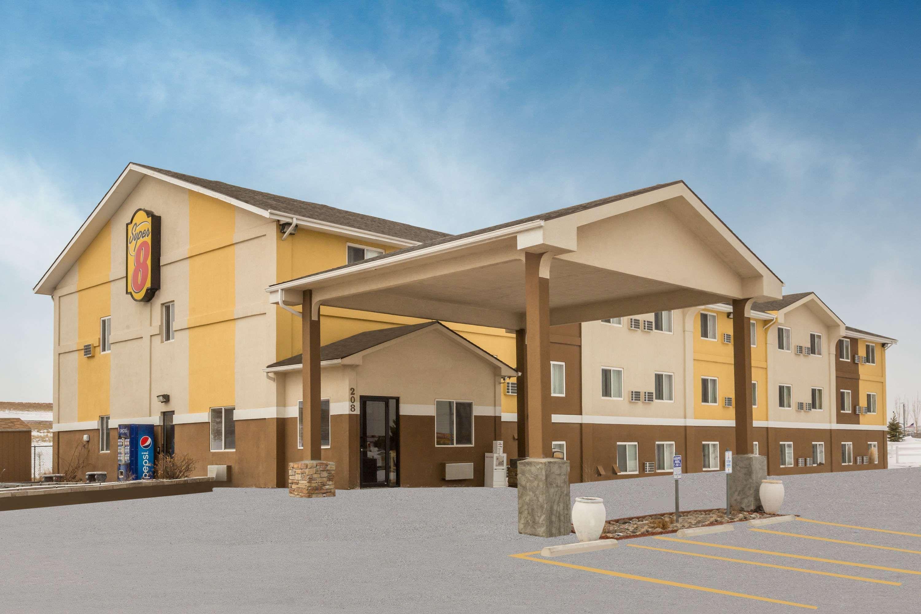 Super 8 By Wyndham Gillette Hotel Екстериор снимка