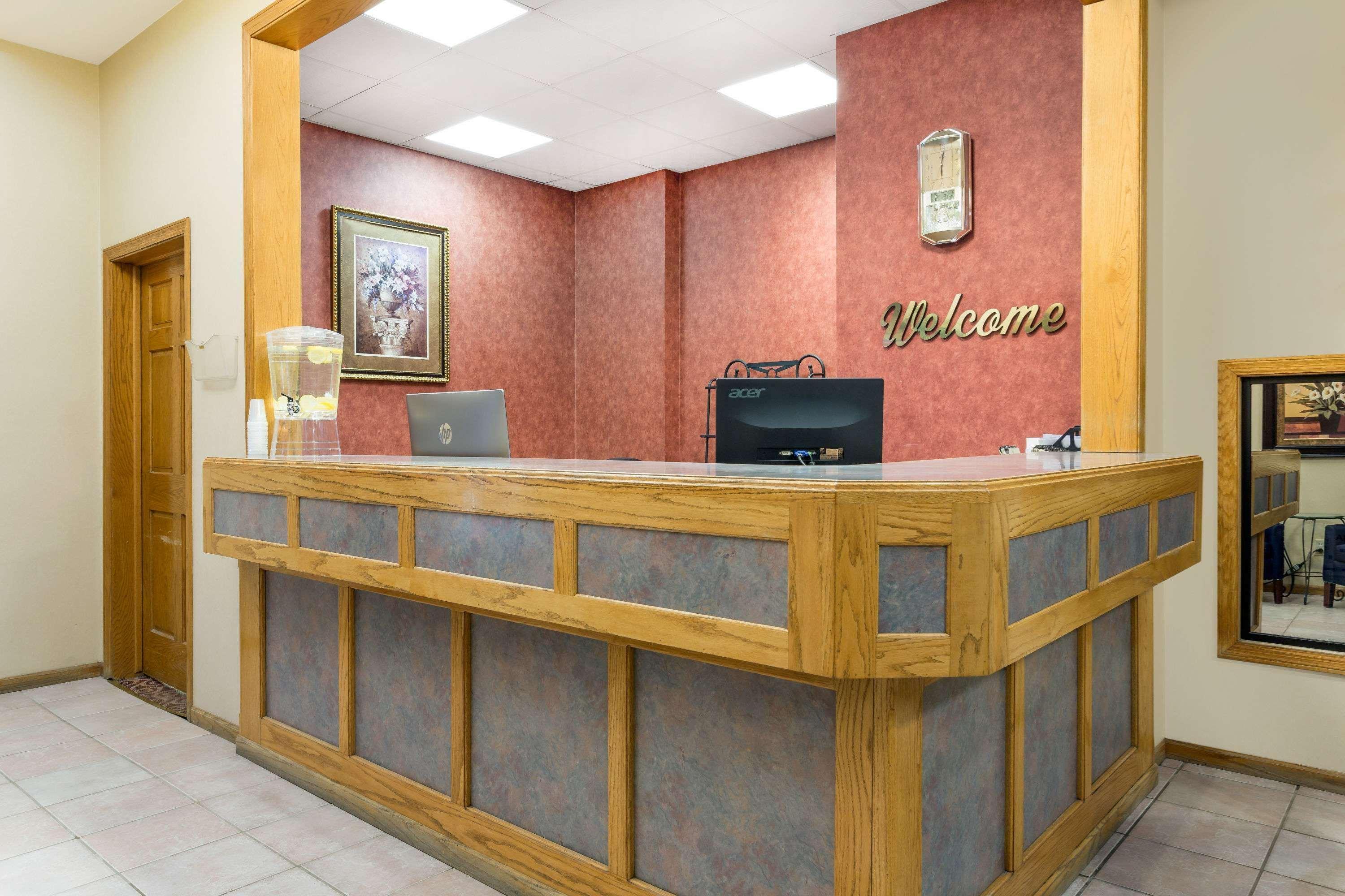 Super 8 By Wyndham Gillette Hotel Екстериор снимка