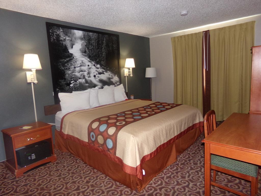 Super 8 By Wyndham Gillette Hotel Екстериор снимка