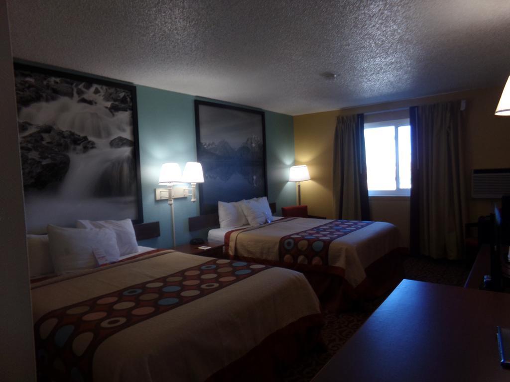 Super 8 By Wyndham Gillette Hotel Екстериор снимка